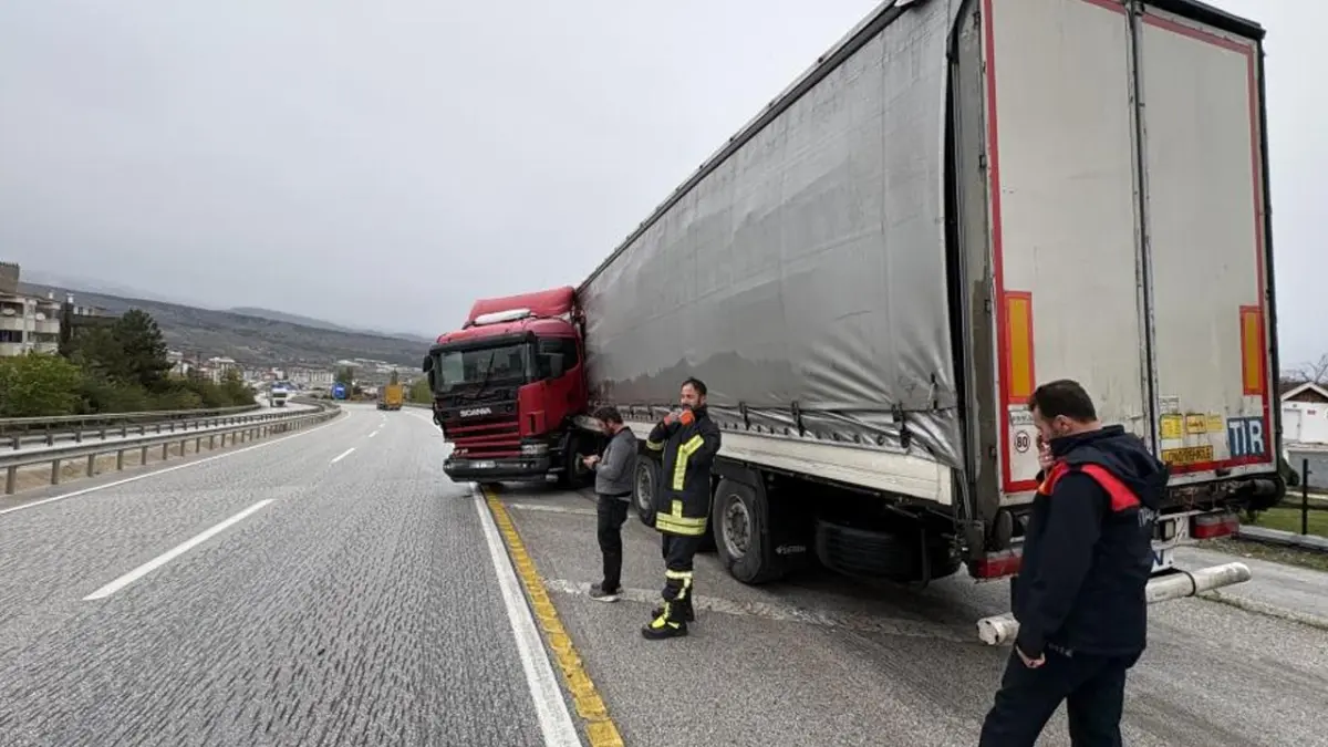 Trabzon plakalı tır Kastamonu'da kaza yaptı! Sürücü yaralandı