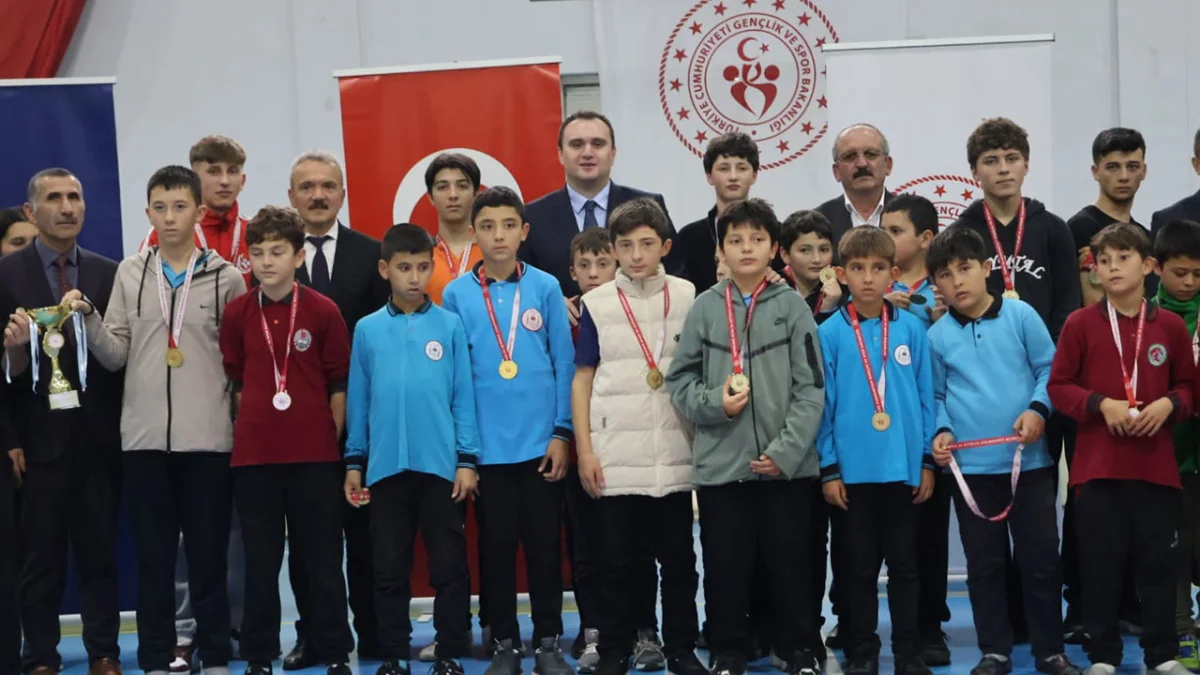 Trabzon Şalpazarı’nda Cumhuriyet Bayramı müsabakalarının kazananları ödüllendirildi