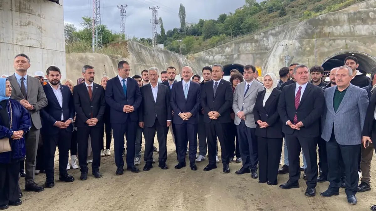 Trabzon trafiğini rahatlatacak projede kritik açıklama: “Hedefimiz yıl sonuna sahil yoluna bağlamak"