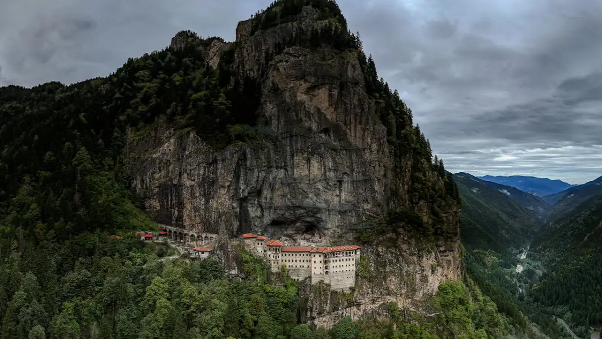 Trabzon’un simgesi Sümela Manastırı doğa tutkunlarının ilk rotasında