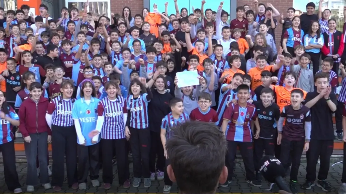 Trabzonspor coşkusu okul koridorlarına taştı!  Öğrenciler formalarıyla ders başı yaptı