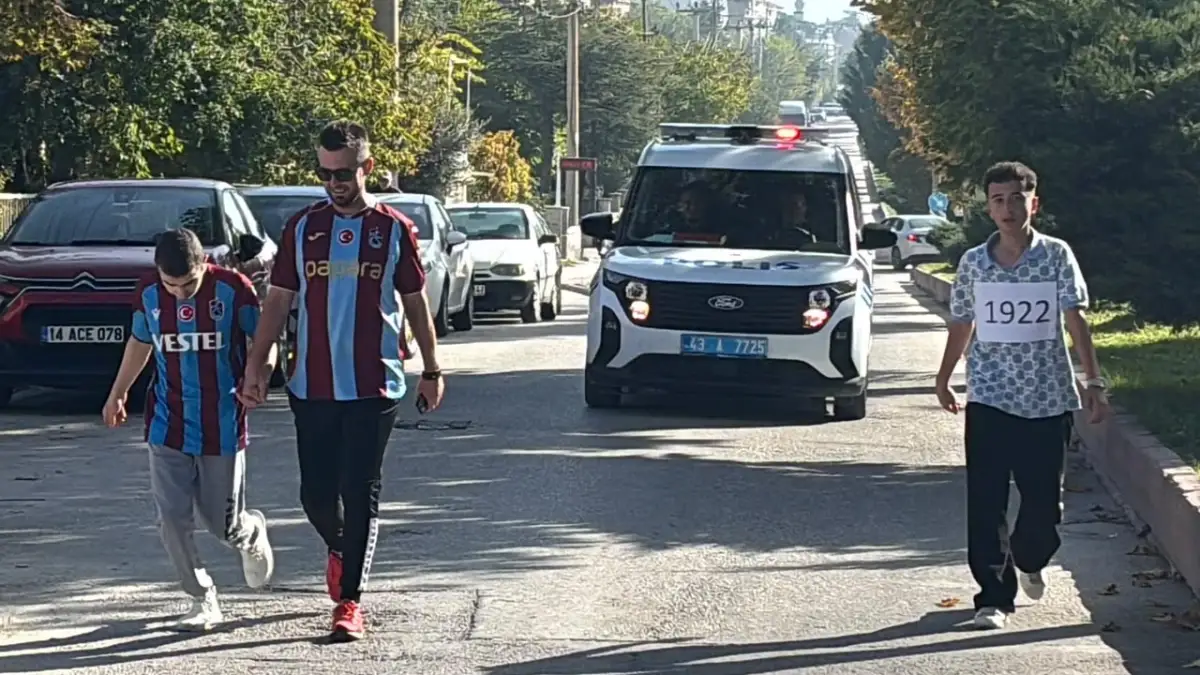 Trabzonspor sevdası engel tanımadı! Tavşanlı’da Cumhuriyet için koştular