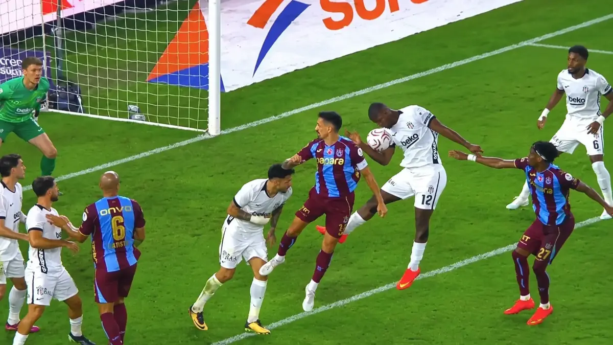 Trabzonspor'un Beşiktaş maçında penaltı itirazı! Taraftar isyan etti