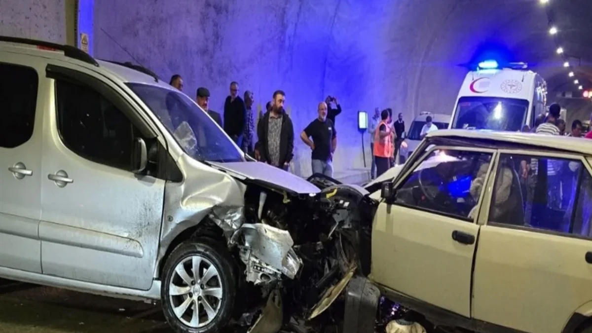 Tünelde feci kaza! Araçlar kafa kafaya çarpıştı