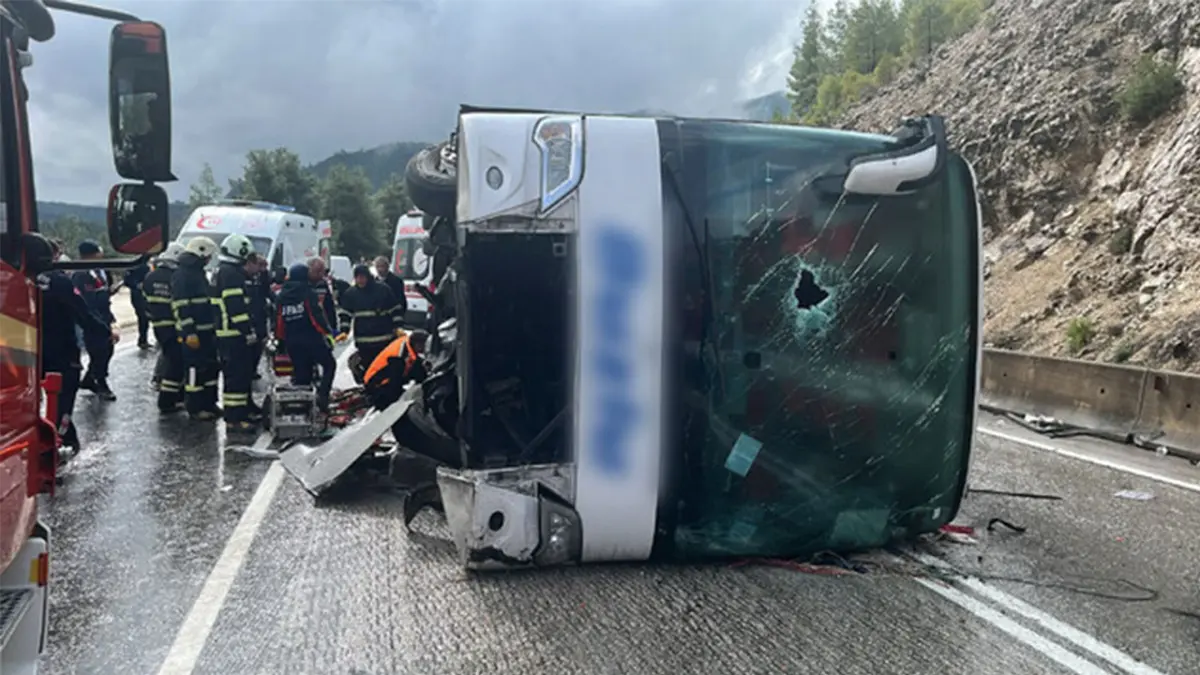 Yolcu otobüsü devrildi! Ölü ve yaralılar var