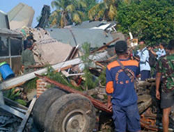 Uçak mahalleye düştü