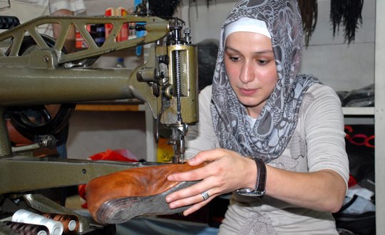 Bu kadın ayakkabı tamir ediyor