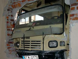 Pencereden içeri minibüs girdi