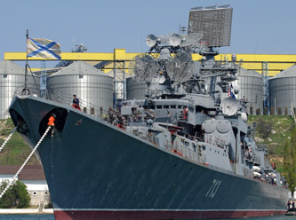 Helikopter taşıyan gemi dönüyor