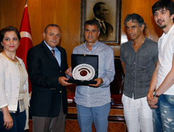 Kızılcık, Güneş'e plaket verdi