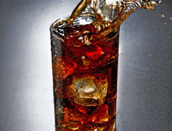 Dikkat! Cola diye alkol tüketiyoruz