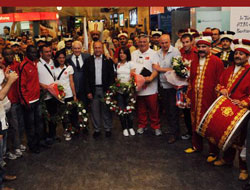 Millilere mehterli karşılama