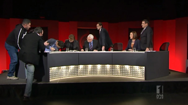 Ambulans ile hastaneye kaldırıldı...