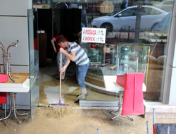 Sel evleri ve iş  yerlerini bastı