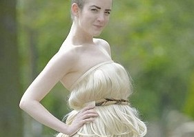 Kadın saçından elbise yaptılar