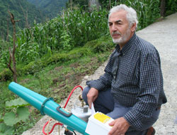 Rize'de emekli imam ve ayısavarı