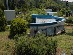 Çayeli'nde yarım kayığa büyük ilgi