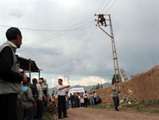 Cesedi  direkte asılı kaldı