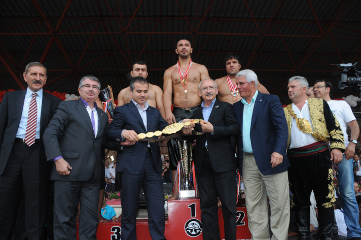 Bir kemeri 3 siyasi taktı