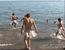 Su şişesi ile batmadan yüzüyorlar