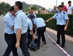 6 zabıta 1 seyyar satıcıya saldırdı