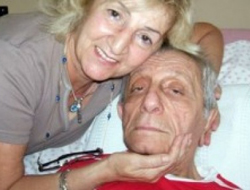 Nejat Uygur yatağa bağlı yaşıyor