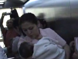 Minik bebeği yere fırlatıldı ve...