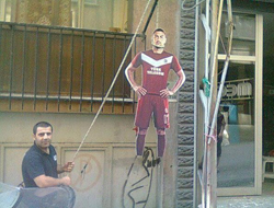 Taraftar Burak'ı asıyor