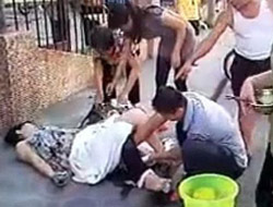 Kadın sokak ortasında doğurdu