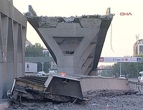 Metrobüs yolu çöktü!