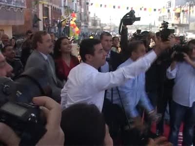 Polisin kafasına sıkmak istedi