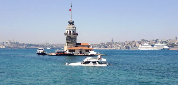 Yat Kız Kulesi manzarasında battı