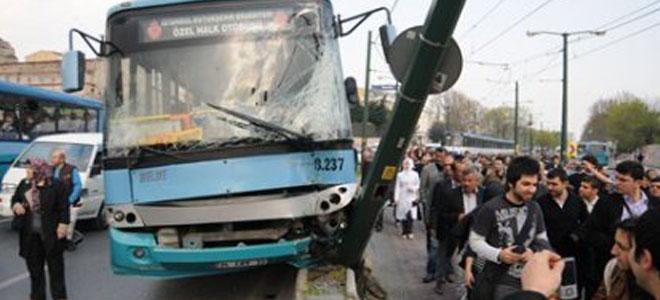 Tramvay ve halk otobüsü çarpıştı