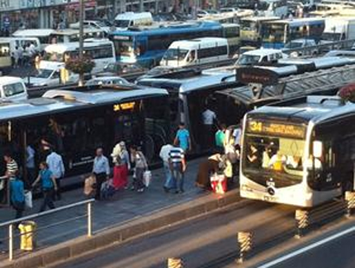 Minibüs metrobüs yoluna girdi