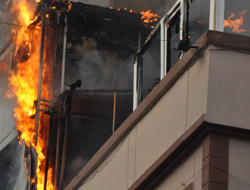 Yomra'da üç katlı ev yandı