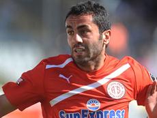 Futbolcu fala inanıp eşini dövdü