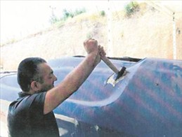 Oğlunun teknesini parçalattı!