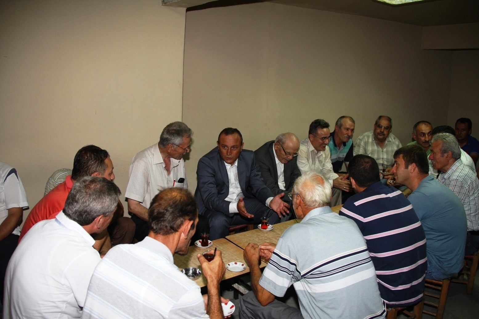 Vali Kızılcık vatandaşla iç içe