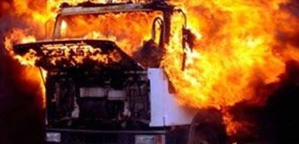 Sınırda 12 Türk TIR'ı yandı