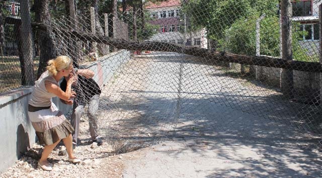 Lisenin girişini tel örgüyle kapattı