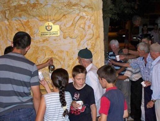 Bu çeşmeden limonata akıyor