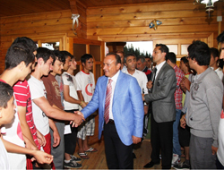 Vali gençlerle karavanada iftar açtı