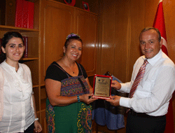 Vali Kızılcık'tan sanat sevgisi