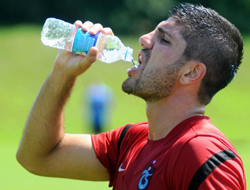 Futbolcuların serinleme çabaları