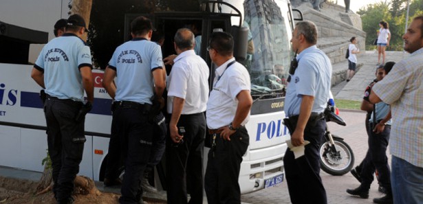 PKK'lı grup polis aracına saldırı