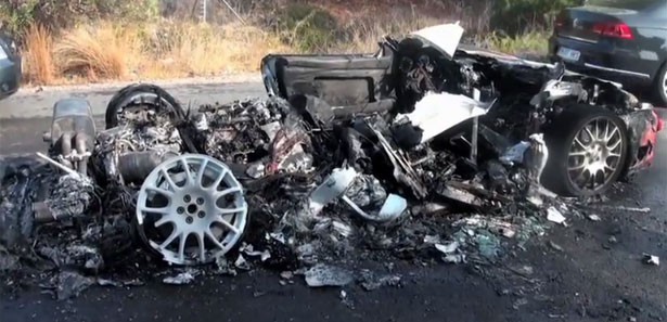 Futbolcunun Ferrari'si kül oldu