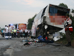 TIR yolcu otobüsüne çarptı