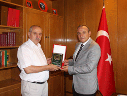 Çağlayan halkından Vali'ye plaket