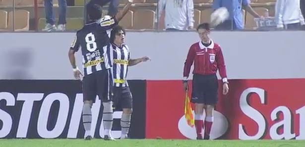 Hakemi kafadan vurdu stat coştu