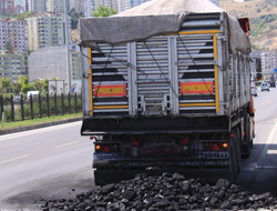 Trabzon'da yol kömürle kaplandı